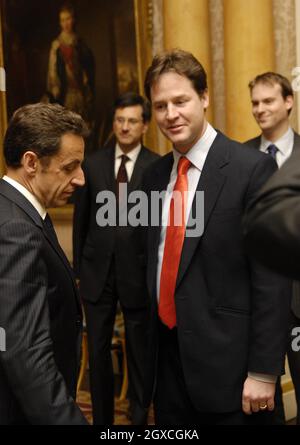 Der französische Präsident Nichola Sarkozi trifft den Oppositionsführer David Cameron am ersten Tag ihres Staatsbesuchs im Vereinigten Königreich im Buckingham Palace. Stockfoto