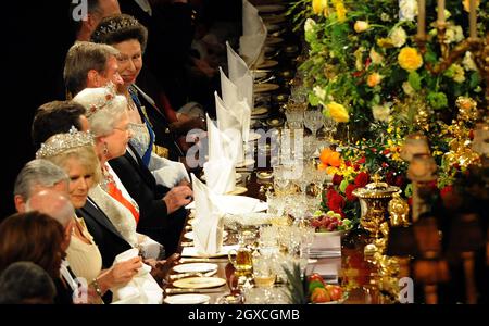 Königin Elizabeth II. Sitzt mit dem französischen Präsidenten Nicolas Sarkozy während eines Staatsbanketts im Schloss Windsor in Windsor, England. Präsident Sarkozy und Carla Bruni-Sarkozy sind zu einem zweitägigen Staatsbesuch im Vereinigten Königreich mit Veranstaltungen in London und Windsor. Stockfoto