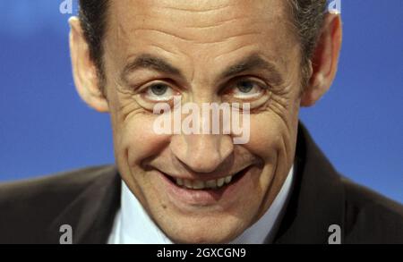 Frankreichs Präsident Nicolas Sarkozy spricht während einer Pressekonferenz mit dem britischen Premierminister Gordon Brown, nicht gesehen, am 27. März 2008 in London, England, im Emirates Stadium, der Heimat des Fußballclubs Arsenal. Der französische Präsident Nicolas Sarkozy und Carla Bruni-Sarkozy sind am zweiten und letzten Tag des Staatsbesuchs des französischen Präsidenten. Stockfoto