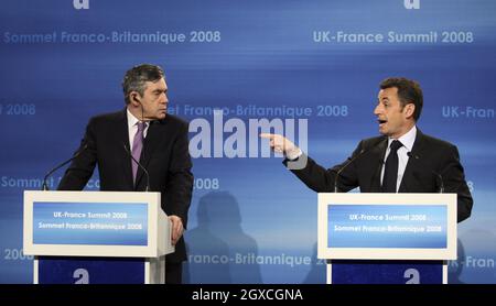 Der britische Premierminister Gordon Brown, links, hört zu, wie Frankreichs Präsident Nicolas Sarkozy am 27. März 2008 bei einem Gipfel im Emirates Stadium, der Heimat des Fußballvereins Arsenal, in London, England, spricht. Der französische Präsident Nicolas Sarkozy und Carla Bruni-Sarkozy sind am zweiten und letzten Tag des Staatsbesuchs des französischen Präsidenten. Stockfoto