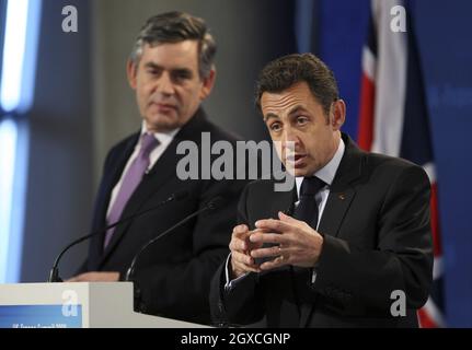 Der britische Premierminister Gordon Brown, links, hört zu, wie Frankreichs Präsident Nicolas Sarkozy am 27. März 2008 bei einem Gipfel im Emirates Stadium, dem Heimstadion des Fußballclubs Arsenal, in London, England, spricht. Der französische Präsident Nicolas Sarkozy und Carla Bruni-Sarkozy sind am zweiten und letzten Tag des Staatsbesuchs des französischen Präsidenten. Stockfoto