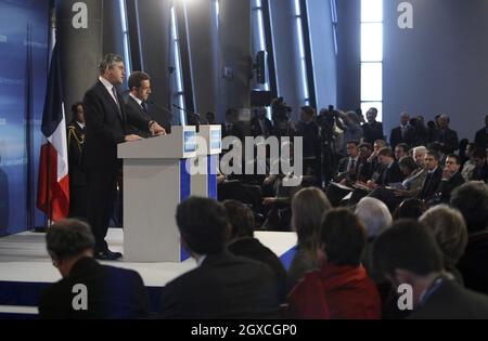 Der britische Premierminister Gordon Brown, links, spricht flankiert vom französischen Präsidenten Nicolas Sarkozy über einen Gipfel im Emirates Stadium, dem Heimstadion des Fußballclubs Arsenal, am 27. März 2008 in London, England. Der französische Präsident Nicolas Sarkozy und Carla Bruni-Sarkozy sind am zweiten und letzten Tag des Staatsbesuchs des französischen Präsidenten. Stockfoto