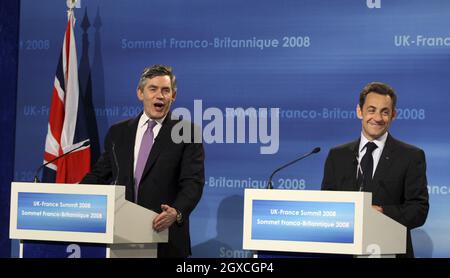 Der britische Premierminister Gordon Brown, links, spricht mit Frankreichs Präsident Nicolas Sarkozy während eines Gipfeltreffens im Emirates Stadium, der Heimat des Fußballvereins Arsenal, am 27. März 2008 in London, England. Der französische Präsident Nicolas Sarkozy und Carla Bruni-Sarkozy sind am zweiten und letzten Tag des Staatsbesuchs des französischen Präsidenten. Stockfoto