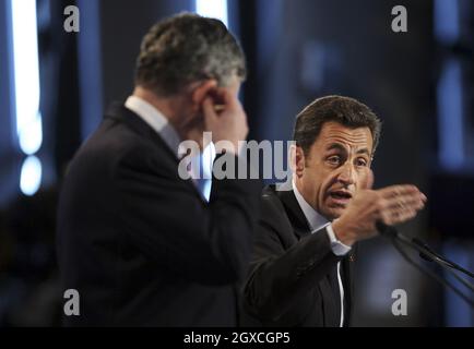 Der britische Premierminister Gordon Brown, links, hört zu, wie Frankreichs Präsident Nicolas Sarkozy am 27. März 2008 bei einem Gipfel im Emirates Stadium, dem Heimstadion des Fußballclubs Arsenal, in London, England, spricht. Der französische Präsident Nicolas Sarkozy und Carla Bruni-Sarkozy sind am zweiten und letzten Tag des Staatsbesuchs des französischen Präsidenten. Stockfoto