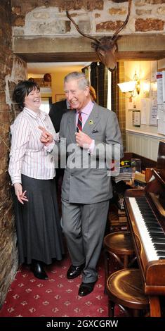 Prinz Charles, Prinz von Wales, spricht am 31. März 2008 mit Louise Dinnes, der Eigentümerin des The Black Swan Pub, Restaurants, Hotels und Bars in Ravenstonedale, Cumbria, England. Der Prinz war im Rahmen der Initiative „The Prince's Pub is the Hub“ zu Besuch, um ländliche Gemeinden zu unterstützen und zu fördern. Stockfoto