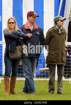 Autumn Kelly, Peter Phillips und Prinzessin Anne, die Prinzessin Royal, sehen während des 3. Tages der Badminton Horse Trials in Badminton, England, an. Stockfoto