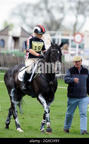 Zara Phillips sitzt auf ihrem Pferd Glenbuck und spaziert neben ihrem Vater Mark Phillips, nachdem sie am 3. Tag der Badminton Horse Trials in Badminton, England, gegeneinander antreten musste. Stockfoto