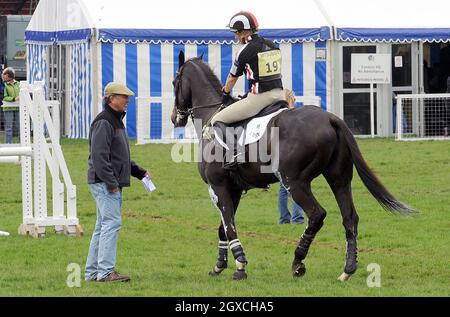 Zara Phillips sitzt auf ihrem Pferd Glenbuck und spaziert mit ihrem Vater Mark Phillips, nachdem sie am 3. Tag der Badminton Horse Trials in Badminton, England, gegeneinander antreten musste. Stockfoto