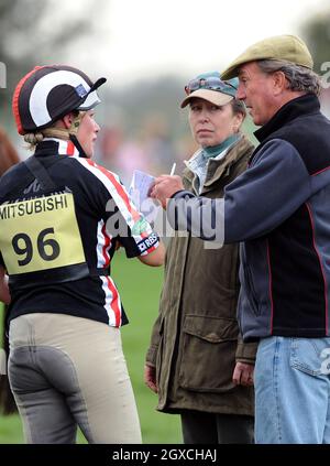 Zara Phillips spricht mit ihren Eltern, Prinzessin Anne, der Prinzessin Royal und Kapitän Mark Phillips während des dritten Tages der Badminton Horse Trials in Badminton, England. Stockfoto