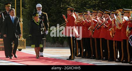 Königin Elizabeth II. Überprüft eine Ehrenwache mit Präsident Abdullah Gu am ersten Tag eines Staatsbesuchs in der Türkei. Stockfoto