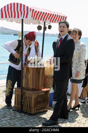 David Miliband, Staatssekretär für auswärtige Angelegenheiten und Commonwealth-Angelegenheiten, kann einem Eis in Istanbul während des Staatsbesuchs der Königin in der Türkei nicht widerstehen. Stockfoto