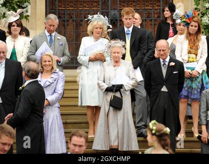 (Von links nach rechts) Prinz Charles, Prinz von Wales, Camilla Herzogin von Cornwall, Königin Elizabeth II., Prinz Harry, Prinz Philip, Herzog von Edinburgh und Prinzessin Beatrice verlassen die St. George's Chapel nach der Hochzeitszeremonie von Peter Phillips und Autumn Kelly im Windor Castle, Windsor. Stockfoto