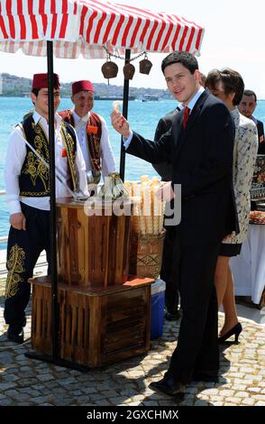 David Miliband, Staatssekretär für auswärtige Angelegenheiten und Commonwealth-Angelegenheiten, kann einem Eis in Istanbul während des Staatsbesuchs der Königin in der Türkei nicht widerstehen. Stockfoto