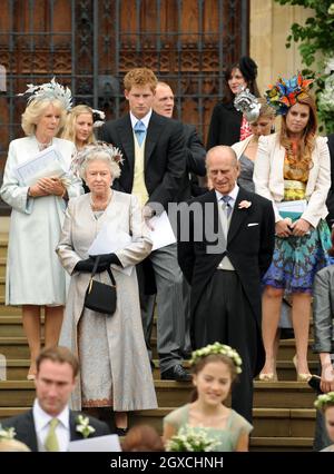 (Von links nach rechts) Camilla Herzogin von Cornwall, Königin Elizabeth II., Prinz Harry, Prinz Philip, Herzog von Edinburgh und Prinzessin Beatrice verlassen die St. George's Chapel nach der Hochzeitszeremonie von Peter Phillips und Autumn Kelly im Windor Castle, Windsor. Stockfoto