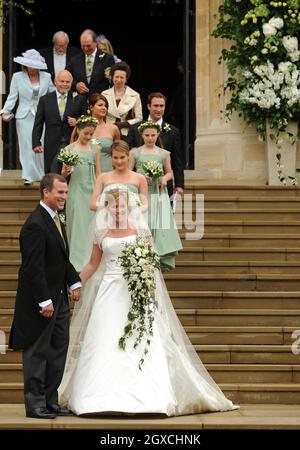 Peter Phillips und Autumn Kelly verlassen die St. George's Chapel nach ihrer Hochzeitszeremonie im Windor Castle, Windsor. Stockfoto