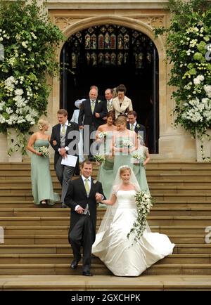 Peter Phillips und Autumn Kelly verlassen die St. George's Chapel nach ihrer Hochzeitszeremonie im Windor Castle, Windsor. Stockfoto