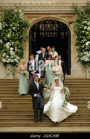 Peter Phillips und Autumn Kelly verlassen die St. George's Chapel nach ihrer Hochzeitszeremonie im Windor Castle, Windsor. Stockfoto