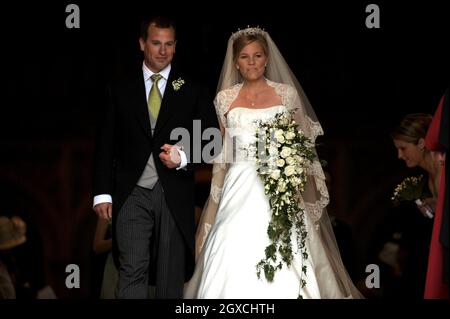 Peter Phillips und Autumn Kelly verlassen die St. George's Chapel nach ihrer Hochzeitszeremonie im Windor Castle, Windsor. Stockfoto