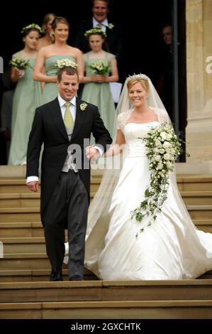 Peter Phillips und Autumn Kelly verlassen die St. George's Chapel nach ihrer Hochzeitszeremonie im Windor Castle, Windsor. Stockfoto