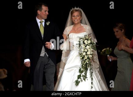 Peter Phillips und Autumn Kelly verlassen die St. George's Chapel nach ihrer Hochzeitszeremonie im Windor Castle, Windsor. Stockfoto