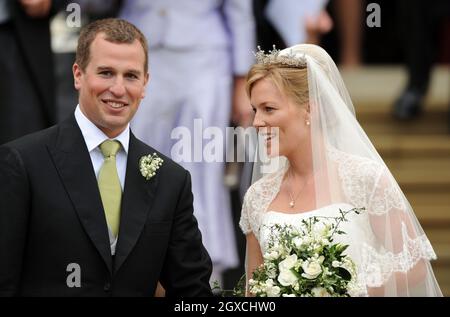 Peter Phillips und Autumn Kelly verlassen die St. George's Chapel nach ihrer Hochzeitszeremonie im Windor Castle, Windsor. Stockfoto