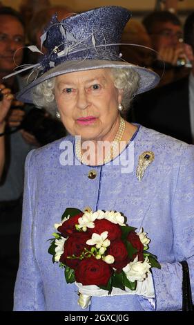 Queen Elizabeth II verlässt die QEII-Abflughalle an den Southampton Docks in Southampton, England. Die Queen besucht den historischen Kreuzfahrtdampfer, der nach ihr benannt wurde, bevor er in Dubai als schwimmendes Hotel in den Ruhestand geht. Stockfoto