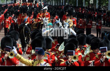 Königin Elizabeth II reist in einem offenen Wagen bei der Trooping the Colour Ceremony. Stockfoto