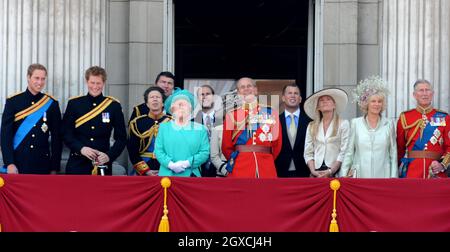 Mitglieder der königlichen Familie stehen auf dem Balkon des Buckingham Palace nach der jährlichen Trooping the Color Zeremonie. Von links nach rechts: Prinz William, Prinz Harry, Prinzessin Anne, die Prinzessin Royal, Vizeadmiral Timothy Lawrence, Königin Elizabeth ll, Prinz Edward, Earl of Wessex (Rückseite), Sophie, Gräfin von Wessex, Prinz Philip, Herzog von Edinburgh, Peter Phillips, Autumn Phillips, Camilla, Herzogin von Cornwall und Prinz Charles, Prinz von Wales. Stockfoto