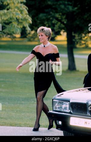 Diana, Prinzessin von Wales, trägt ein schwarzes Chiffonkleid mit Plissee und schwebendem Seitenpanel von Christina Stamboulian, während einer Party in der Serpentine Gallery in London Stockfoto