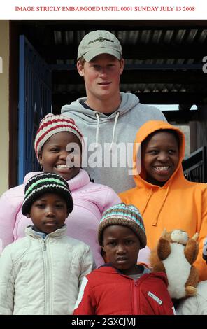 GESPERRT BIS 00.01 SONNTAG, 13. JULI Prinz Harry posiert mit Kindern während eines Besuchs der Lesotho Kinderberatung in Maseru am 9. Juli 2008. Die Fürstenhilfe Sentebale arbeitet mit der LCCU zusammen, um misshandelten Kindern ein sicheres Haus zu bieten. Stockfoto