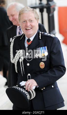 Sir Ian Blair, der für die Metropolitan Police zuständige Kommissar, trifft bei einem Reunion Service für die Victoria and George Cross Association in St. Martin in the Fields in London ein. Stockfoto