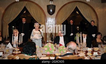 Königin Elizabeth II. Hält eine Rede während des Staatsbanketts auf Schloss Brdo am ersten Tag eines Staatsbesuches in Slowenien. Stockfoto