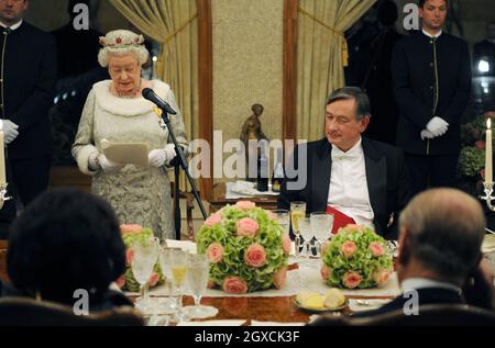 Königin Elizabeth II. Hält eine Rede während des Staatsbanketts auf Schloss Brdo am ersten Tag eines Staatsbesuches in Slowenien. Stockfoto