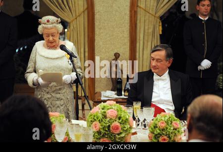 Königin Elizabeth II. Hält eine Rede während des Staatsbanketts auf Schloss Brdo am ersten Tag eines Staatsbesuches in Slowenien. Stockfoto