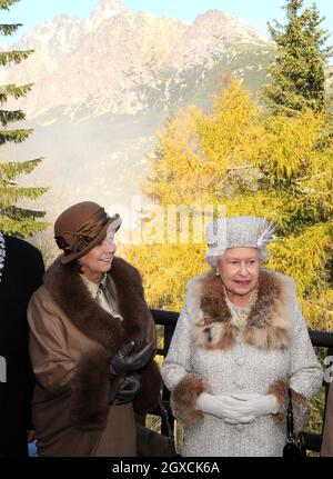 Königin Elizabeth II. Und Frau Silvia Gasparovic besuchen das Skigebiet Hrebienok am zweiten Tag eines Staatsbesuches in der Slowakei am 24. Oktober 2008. Stockfoto