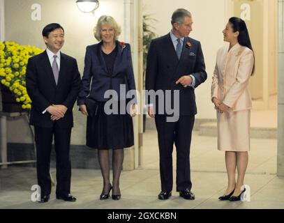 Der Prinz von Wales und die Herzogin von Cornwall besuchen Kronprinz Naruhito und seine Frau Masako am vierten Tag der Fernen Osten-Tour in ihrer Residenz im Kaiserpalast in Tokio. Stockfoto