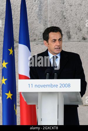 Der französische Präsident Nicolas Sarkozy hält eine Rede auf dem Militärfriedhof in Verdun, Frankreich, zum Gedenken an den 90. Jahrestag der Beendigung des Ersten Weltkriegs im Jahr 1918. Stockfoto