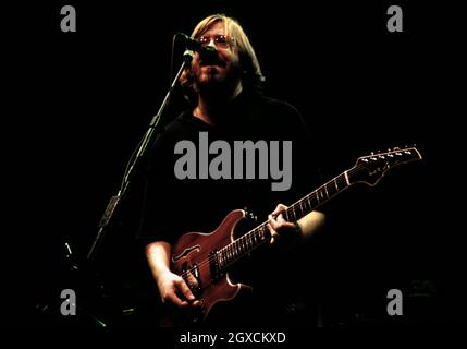 Trey Anastasio von der amerikanischen Band Phish bei ihrem Auftritt live auf der Bühne im Shepherd's Bush Empire in London. Stockfoto