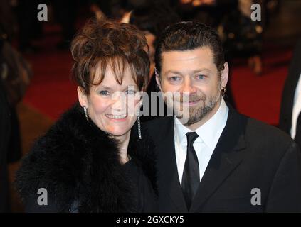 Lorraine Ashbourne Serkis und Andy Serkis kommen zur Royal Film Performance und Weltpremiere von „A Bunch of Amateure“ am Odeon Leicester Square im Zentrum von London. Stockfoto