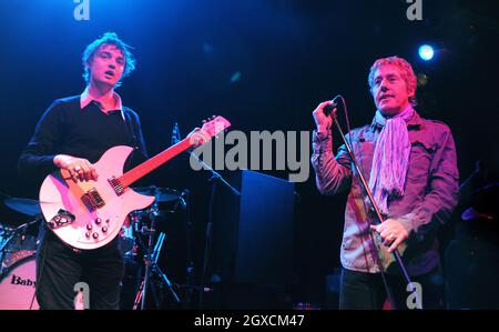 Pete Doherty von Babyshambles (links) und Roger Daltrey von The Who (rechts) geben gemeinsam ein Konzert für den Teenage Cancer Trust in der Carling Bristol Academy. Stockfoto