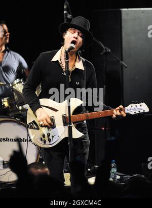 Pete Doherty von Babyshambles gibt gemeinsam mit Roger Daltrey von der WHO ein Konzert in der Carling Bristol Academy, das dem Teenage Cancer Trust zu Hilfe kommt. Stockfoto