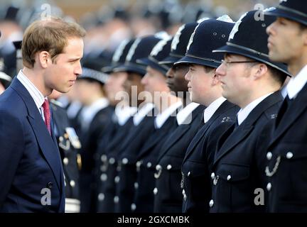 Prince William überprüft neue graduierte Offiziere bei ihrer Parade beim Besuch des Hendon Police Training College in London. Stockfoto