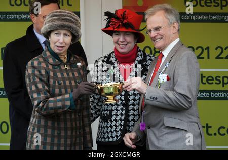 Prinzessin Anne, die Prinzessin Royal, überreicht am Gold Cup Day am 13. März 2009 dem Siegerbesitzer Clive Smith auf der Pferderennbahn Cheltenham den Gold Cup. Stockfoto