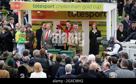 Prinzessin Anne, die Prinzessin Royal, überreicht am Gold Cup Day am 13. März 2009 die Gold Cup-Trophäen an das Siegerteam, darunter der Jockey Ruby Walsh, Besitzer Clive Smith (rote Krawatte) und Trainer Paul Nicholls (rechts) auf der Pferderennbahn Cheltenham. Stockfoto