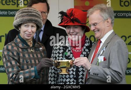 Prinzessin Anne, die Prinzessin Royal, überreicht am Gold Cup Day am 13. März 2009 dem Siegerbesitzer Clive Smith auf der Pferderennbahn Cheltenham den Gold Cup. Stockfoto