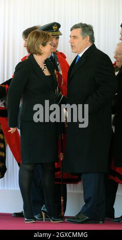 Der britische Premierminister Gordon Brown spricht mit Innenministerin Jacqui Smith beim zeremoniellen mexikanischen Staatsbesuch bei Horse Guards, London, England. Stockfoto