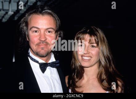 Sänger Paul Young mit der Model-Frau Stacey, bei der Royal Premiere des Films 'Looking for Richard', im Odeon Cinema, Leicester Square, London. Stockfoto