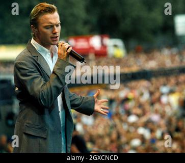 Die gesamte Boyband „Boyzone“-Leadsängerin Ronan Keating tritt auf der Bühne während des Party in the Park Concert auf, unterstützt von The Prince's Trust. Stockfoto