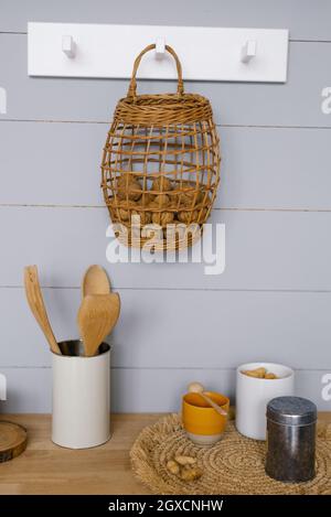 Holzinterieur der modernen Küche. Skandinavischer Stil, rustikaler Stil. Stockfoto