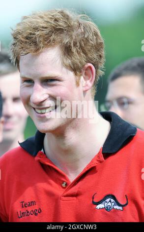 Prinz Harry nimmt an einem Charity-Polo-Spiel im Cirencester Park Polo Club Teil. Stockfoto